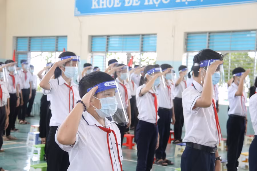Khai giảng năm học mới tại Trường THCS Đắk Mâm (huyện K rông Nô, tỉnh Đắk Nông), tham dự có 100 học sinh.