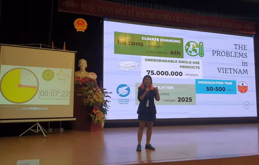 Các đội thi thuyết trình dự án của mình.