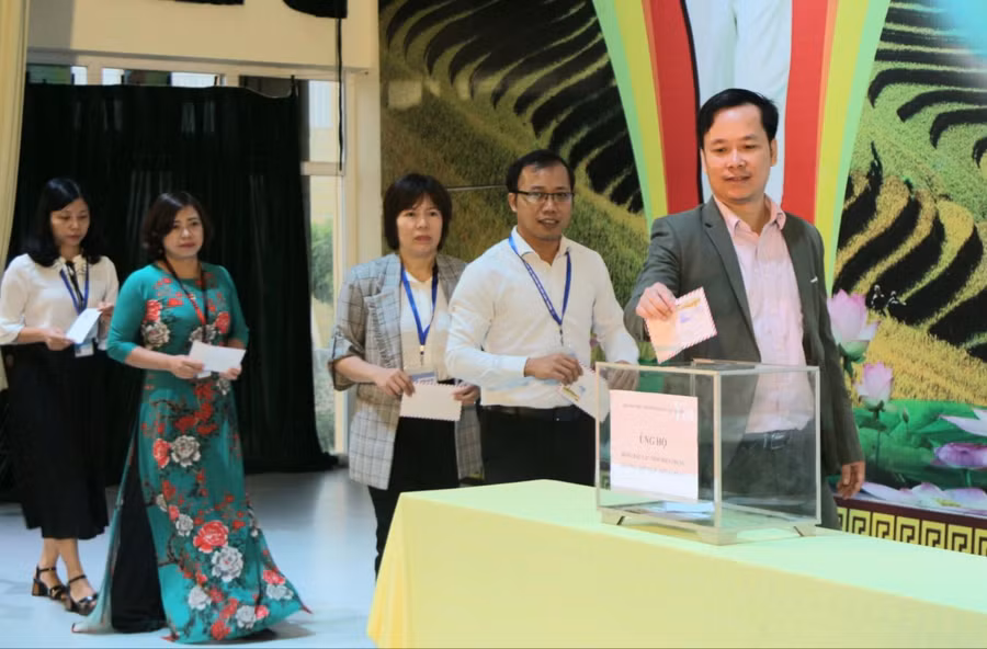 Thầy giáo Hoàng Ngọc Quang- Chủ tịch CĐCS Trường THPT Chuyên Nguyễn Tất Thành (Yên Bái) và các thầy cô giáo tham gia Lễ phát động ủng hộ Miền Trung