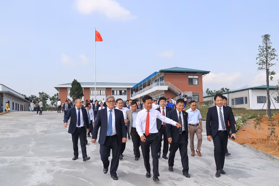 Giám đốc ĐHQG Hà Nội Lê Quân (áo trắng) cùng các thành viên ban giám đốc tham quan các hạng mục công trình hoàn thiện