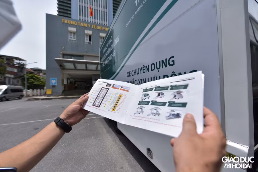 Trên xe được trang bị đầy đủ hướng dẫn tại thân xe và sổ tay hướng dẫn trên xe.