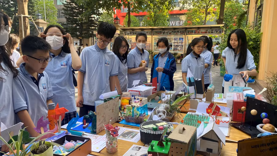 Học sinh Trường THCS - THPT Nguyễn Siêu trình diễn các công nghệ do học sinh phát triển.