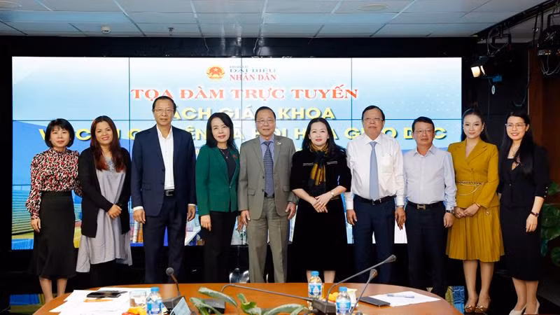 Các đại biểu chụp ảnh lưu niệm tại buổi tọa đàm.