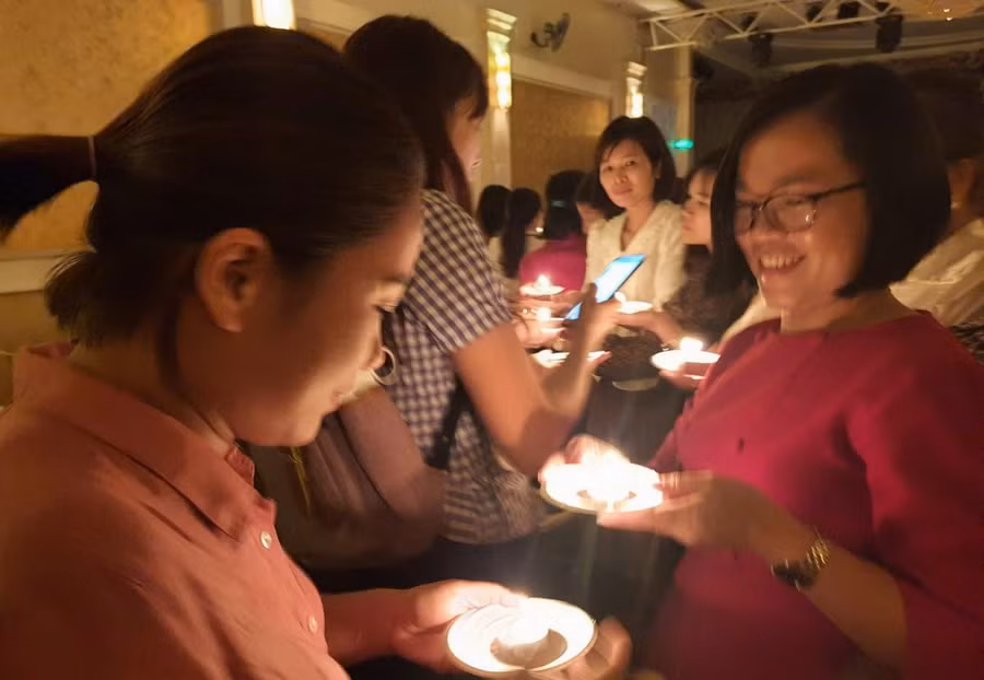 Đặc biệt, hình ảnh truyền lửa trong buổi tổng kết Khóa Tập huấn mang đến nhiều cảm xúc cho các báo cáo viên và học viên.