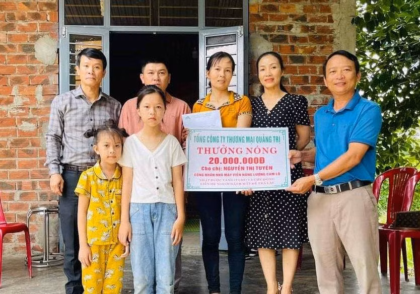 Lãnh đạo Tổng Công ty Thương mại Quảng Trị thưởng cho nữ công nhân sau hành động ý nghĩa trả lại túi vàng cho người đánh mất. Lãnh đạo Tổng Công ty Thương mại Quảng Trị thưởng cho nữ công nhân sau hành động ý nghĩa trả lại túi vàng cho người đánh mất.