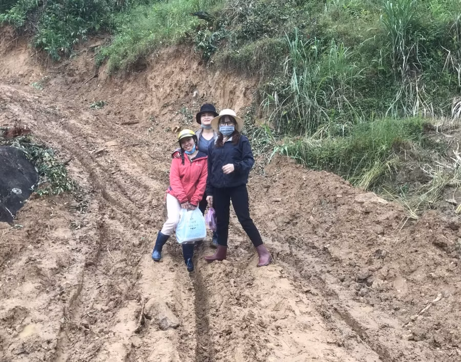 Con đường quen thuộc trên hành trình dạy học ở những bản làng xa xôi của giáo viên Trường Tiểu học xã Mường Hoong.