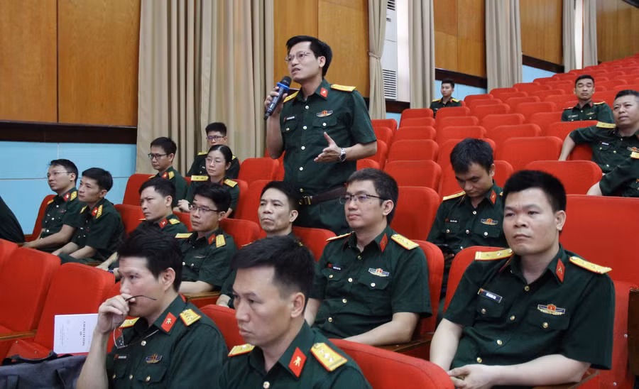 Các nhà khoa học trao đổi tại hội nghị. Các nhà khoa học trao đổi tại hội nghị.