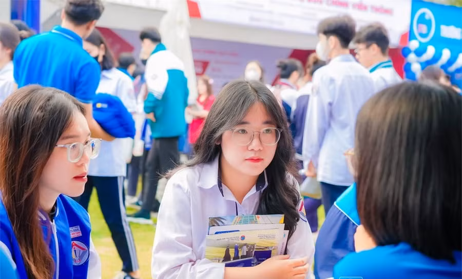 Thí sinh tới nghe tư vấn tuyển sinh của Trường ĐH Công nghiệp Hà Nội tại Ngày hội tư vấn tuyển sinh, hướng nghiệp năm 2024 ở Nam Định.