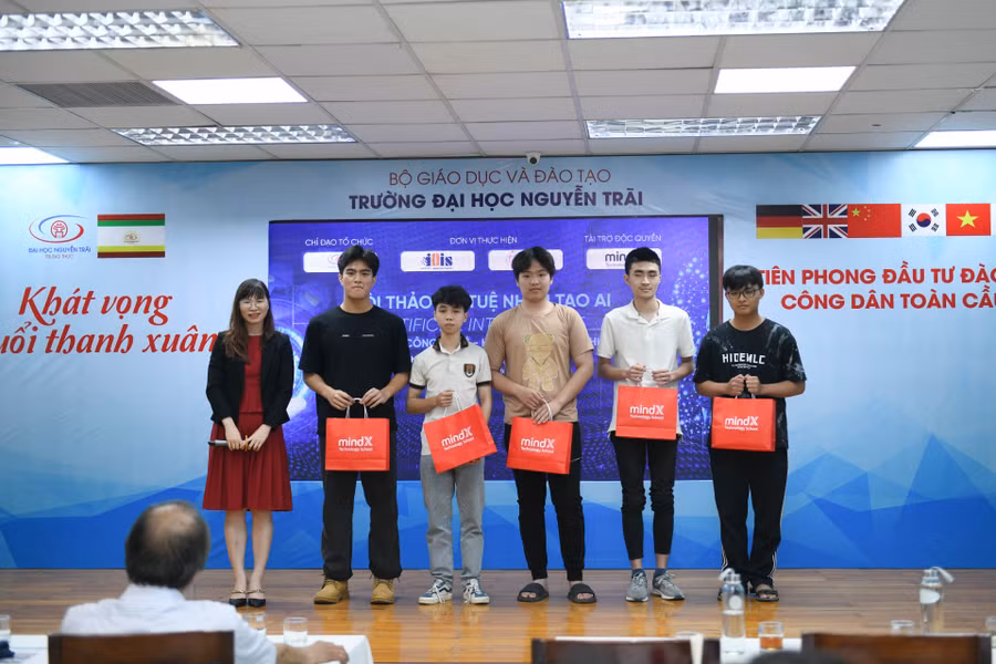 Sinh viên nhận phần thưởng trong hội thảo.