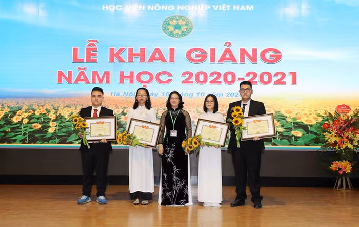 Sinh viên Nguyễn Thị Hà Trang – lớp K65SPCNA – Á Khoa đầu vào Học viện Nông nghiệp Việt Nam năm học 2020-2021
