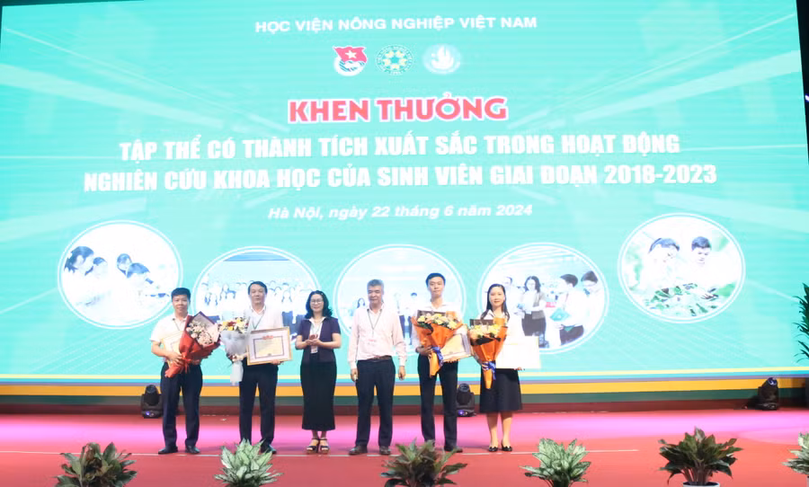 Lãnh đạo Học viện Nông nghiệp Việt Nam tặng hoa cho các tập thể có thành tích xuất sắc trong hoạt động nghiên cứu khoa học của sinh viên giai đoạn 2018 – 2023. Lãnh đạo Học viện Nông nghiệp Việt Nam tặng hoa cho các tập thể có thành tích xuất sắc trong hoạt động nghiên cứu khoa học của sinh viên giai đoạn 2018 – 2023.