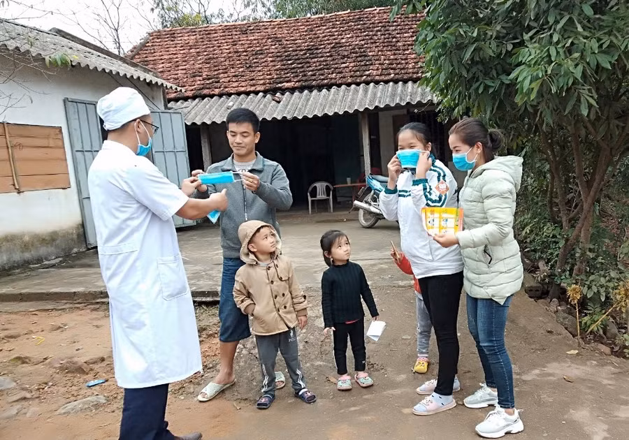Các thầy cô giáo đên tận nhà để hướng dẫn phụ huynh và học sinh Các thầy cô giáo đên tận nhà để hướng dẫn phụ huynh và học sinh