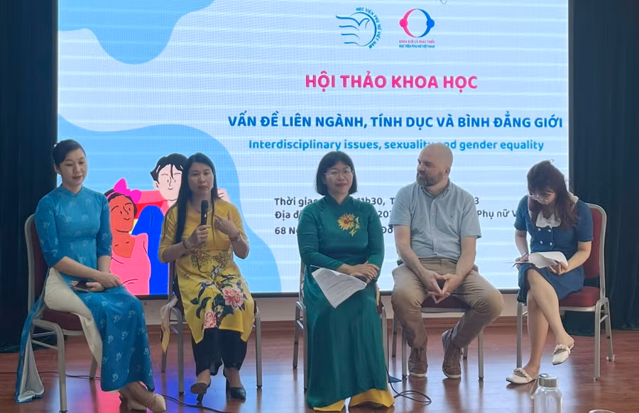 TS Trần Thị Thu Hiền - Phó trưởng Khoa Giới và phát triển, Học viện Phụ nữ Việt Nam chia sẻ tại hội thảo.