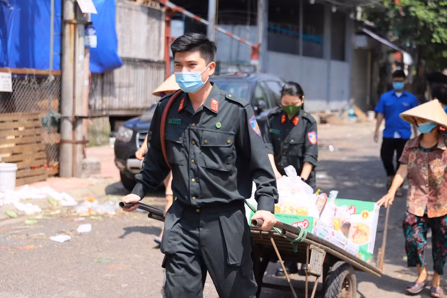 Trao tận tay nhu yếu phẩm đến người dân trong xóm trọ nghèo sau chợ Long Biên ảnh 5