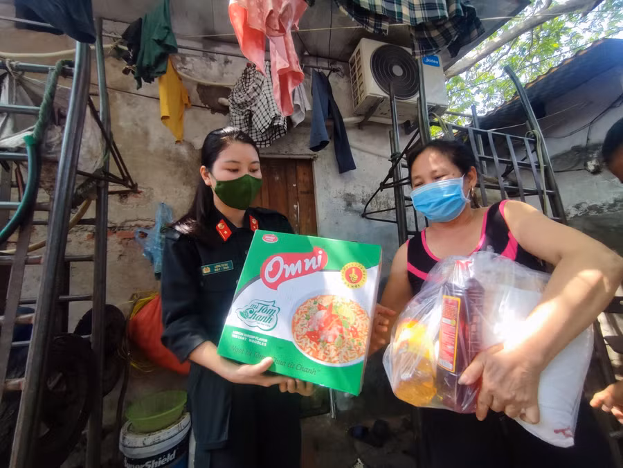 Thiếu úy Lường Thị Thu (tiểu đoàn Đặc nhiệm, Trung đoàn Cảnh sát cơ động TP Hà Nội) chia sẻ: Đây là những hoạt động ý nghĩa và thiết yếu giúp một phần cho những người có hoàn cảnh khó khăn nơi đây, hơn thế chúng tôi mong sẽ có thêm có nhiều sự chia sẻ hơn nữa với những người khó khăn.