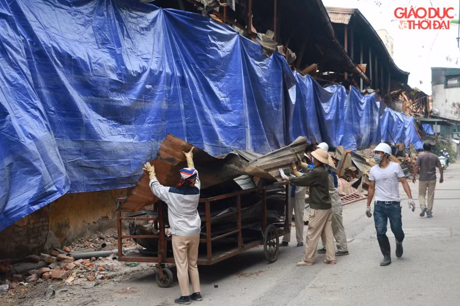 UBND TP Hà Nội khuyến cáo người dân trong vùng phạm vi bán kính cách hàng rào nhà kho cháy đến 500m áp dụng các biện pháp vệ sinh, phòng ngừa phơi nhiễm bảo vệ sức khỏe, tổ chức chế độ theo dõi sức khỏe thường xuyên và định kỳ...