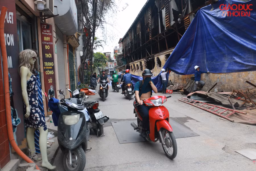 Một tuần sau vụ cháy, tại xung quanh khu vực công ty Rạng Đông mùi khó chịu vẫn còn.