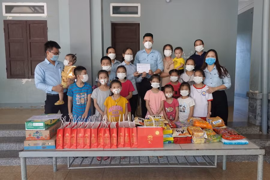 Các em nhỏ tại Cộng đồng Thừa sai Bác Ái giáo xứ Đông Yên, thị xã Kỳ Anh được đại diện Formosa Hà Tĩnh tặng quà động viên.