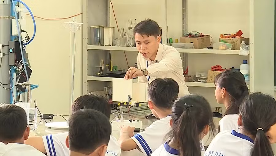 Thầy giáo Lê Thanh Liêm giới thiệu cho học sinh về sản phẩm nghiên cứu, sáng tạo của mình