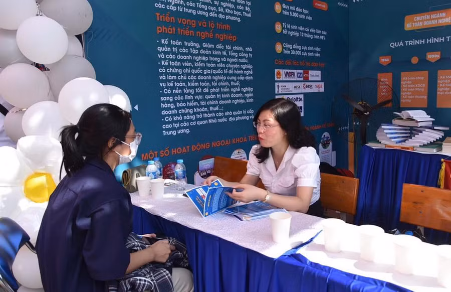Tân sinh được giải đáp những băn khoăn, thắc mắc về: Học phí, chuyển hệ đào tạo, đăng ký ký túc xá, chương trình học. Tân sinh được giải đáp những băn khoăn, thắc mắc về: Học phí, chuyển hệ đào tạo, đăng ký ký túc xá, chương trình học.
