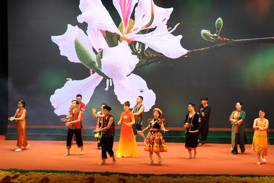 Phần thi chào hỏi bằng những bài hát truyền thống, đặc trưng vùng miền.