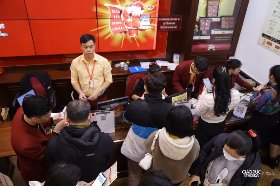 Để phục vụ cho khách hàng trong ngày vía Thần Tài các cửa hàng vàng tại Hà Nội đã phải hoạt động hết công suất từ 6h30 đến đêm khuya. Để phục vụ cho khách hàng trong ngày vía Thần Tài các cửa hàng vàng tại Hà Nội đã phải hoạt động hết công suất từ 6h30 đến đêm khuya.