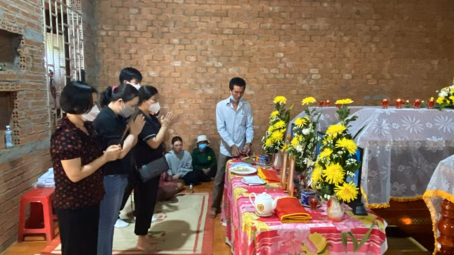Đoàn công tác của Sở GD&amp;ĐT Đắk Lắk do bà Lê Thị Kinh Oanh dẫn đầu đến thăm hỏi, chia buồn và hỗ trợ gia đình 3 em vào sáng 8/5.