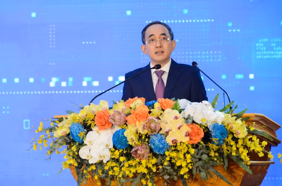 PGS.TS Hồ Xuân Năng - Chủ tịch Tập đoàn Phenikaa phát biểu tại Hội thảo quốc tế “Nguồn nhân lực bán dẫn Việt Nam trong chuỗi cung ứng toàn cầu”. PGS.TS Hồ Xuân Năng - Chủ tịch Tập đoàn Phenikaa phát biểu tại Hội thảo quốc tế “Nguồn nhân lực bán dẫn Việt Nam trong chuỗi cung ứng toàn cầu”.