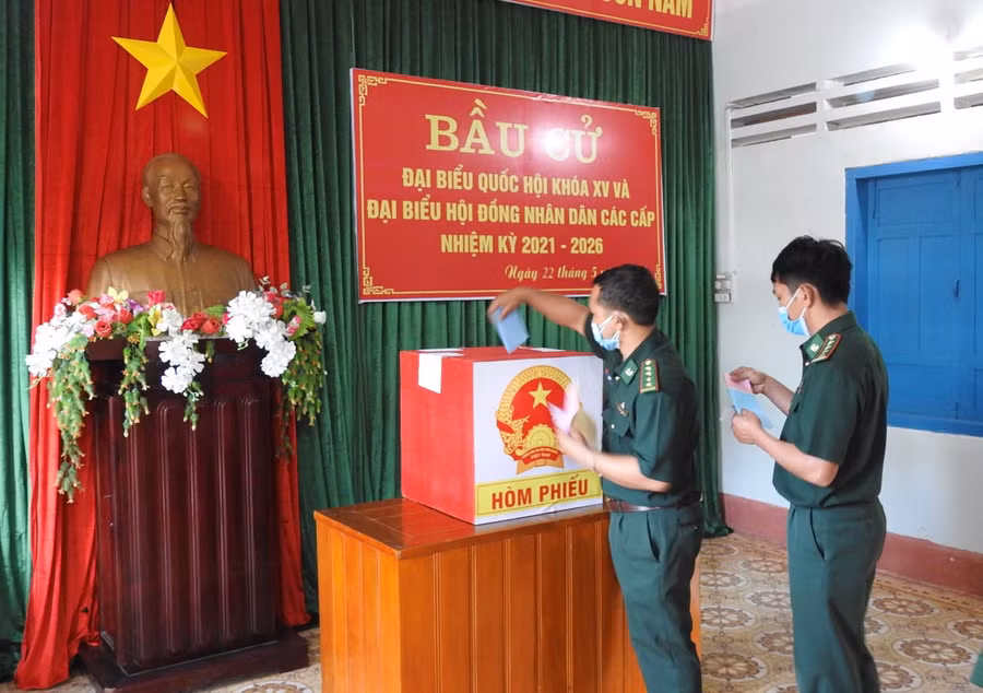 Cử tri tại Đồn Biên phòng Đăk Long (huyện Đăk Glei, Kon Tum) được bỏ phiếu bầu cử sớm.