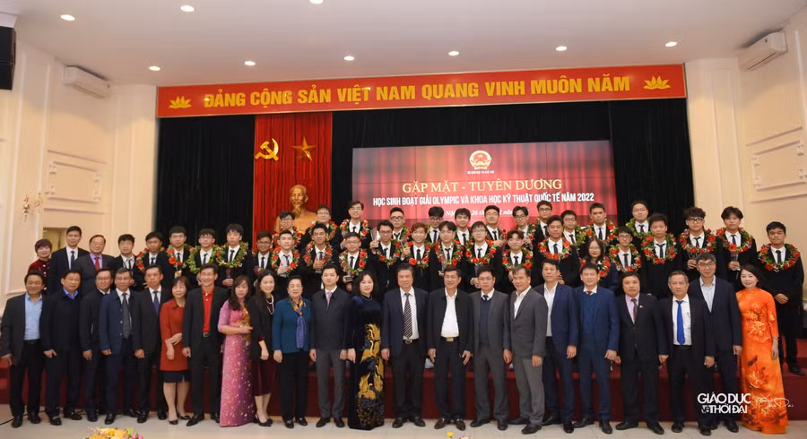 Lãnh đạo Bộ GD&ĐT chụp ảnh với thầy, cô giáo và Đoàn học sinh đoạt giải Olympic, KHKT quốc tế năm 2022. Lãnh đạo Bộ GD&ĐT chụp ảnh với thầy, cô giáo và Đoàn học sinh đoạt giải Olympic, KHKT quốc tế năm 2022.