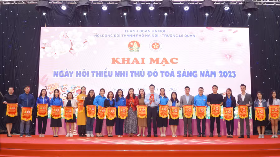 Ban Tổ chức trao cờ lưu niệm cho các đơn vị tham gia Ngày hội.