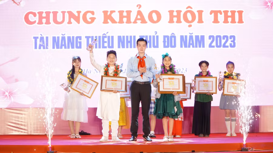 Hai thí sinh Lê Song Tùng (học sinh lớp 7H, trường THCS Tân Định) và Trần Hà Giang (học sinh lớp 5M, trường tiểu học Dịch Vọng A) đã xuất sắc trở thành quán quân của hội thi "Tài năng thiếu nhi Thủ đô" năm 2023.