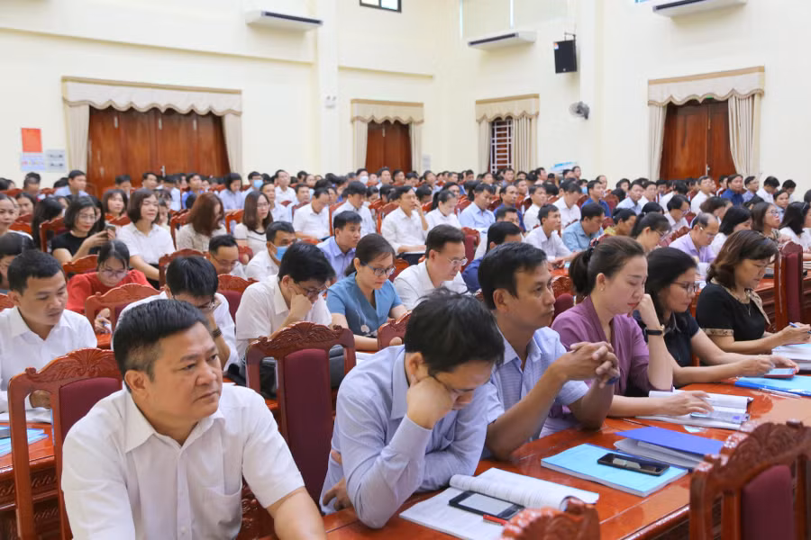 Các cán bộ làm công tác coi thi tham dự hội nghị.