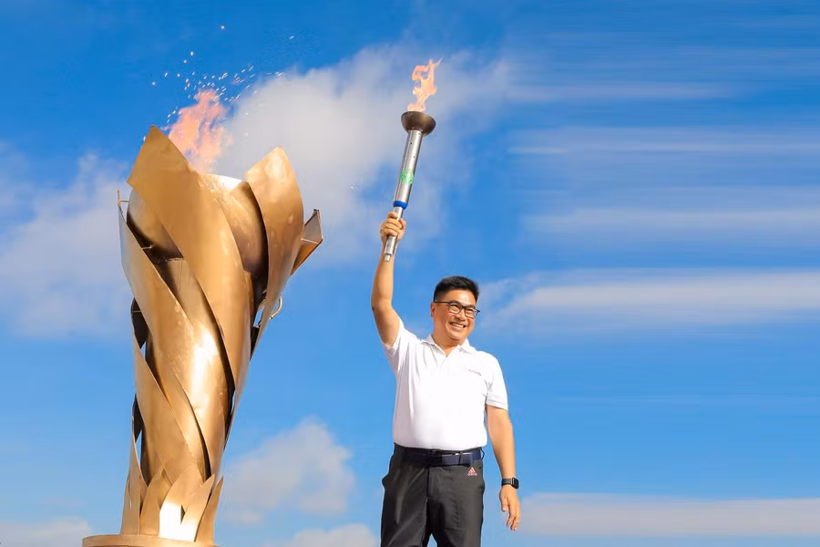 Ông Bùi Xuân Huy – Chủ tịch HĐQT Novaland thắp đuốc khai mạc Nova Olympic.