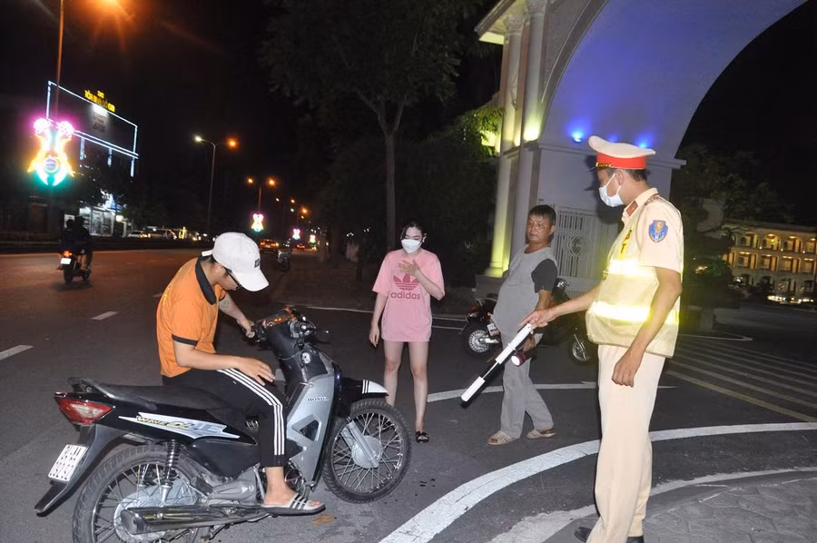 Tổ công tác thực hiện nhiệm vụ tại khu vực đường Ngô Quyền, TP. Hải Dương.