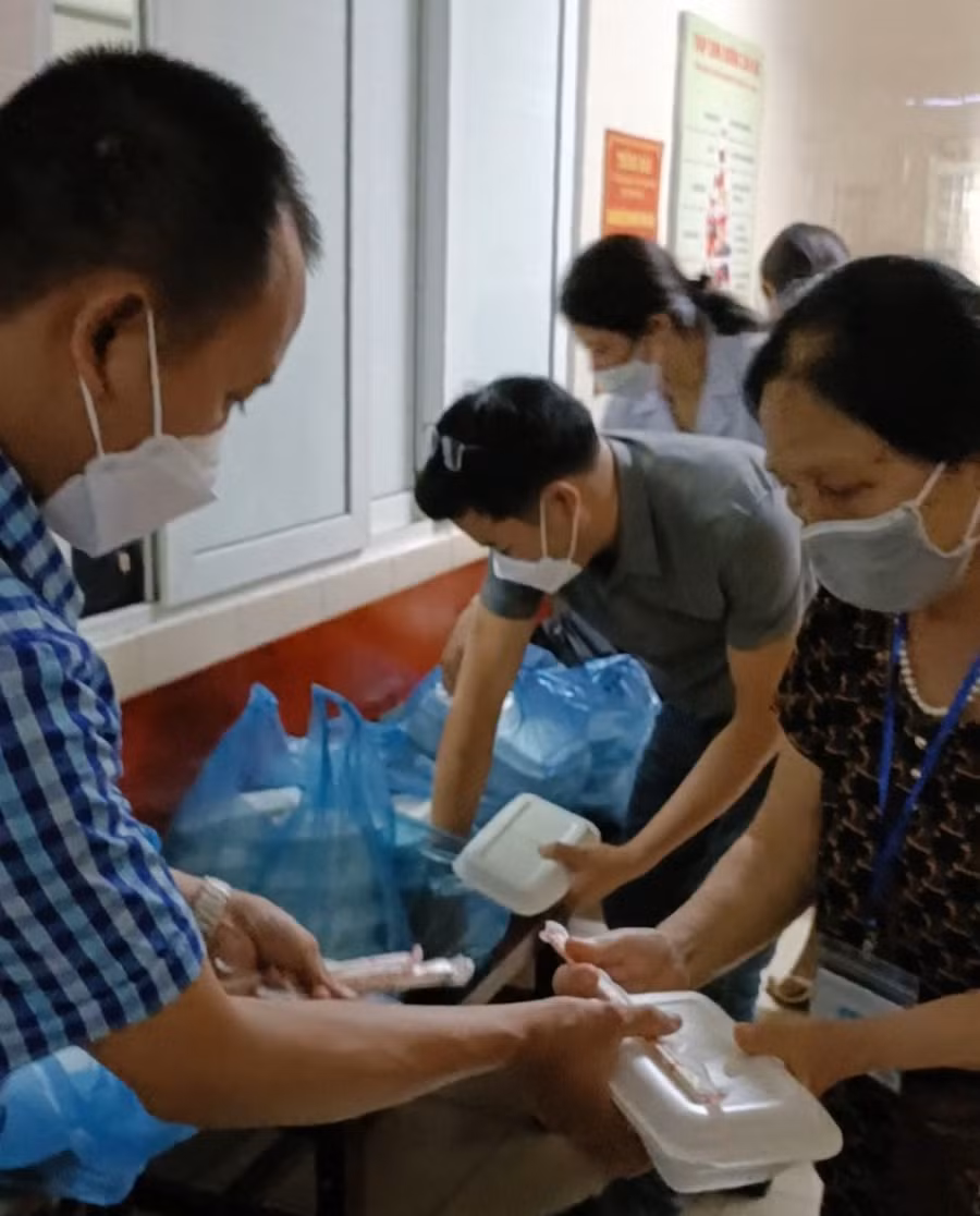 Cán bộ, phóng viên báo GD&amp;TĐ cùng các nhà hảo tâm tự tay chuẩn bị các suất ăn miễn phí cho bệnh nhân.