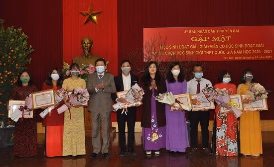 Lãnh đạo Sở GD&amp;ĐT trao giấy khen cho các giáo viên có HS đoạt giải