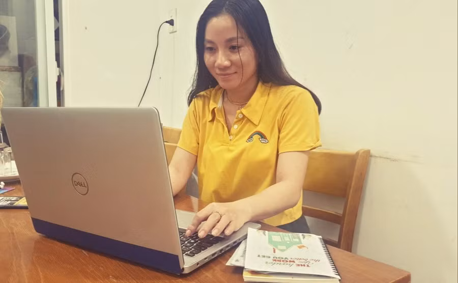 Thu Thủy không nỡ bán chiếc máy tính duy nhất để tiếp tục học đại học (ảnh do SV cung cấp)