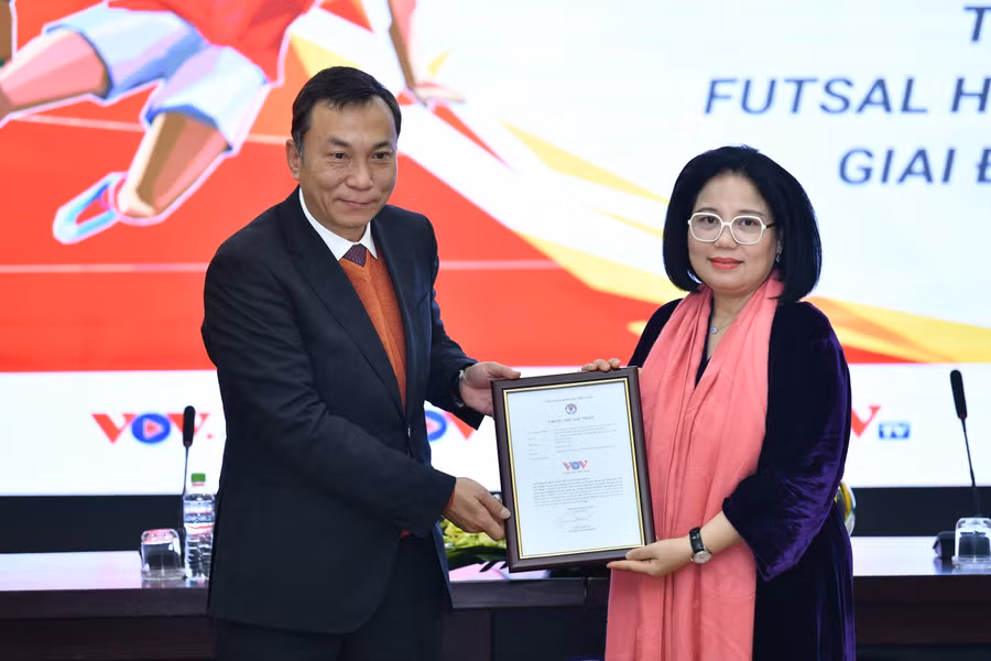 Đại diện Lãnh đạo VFF trao Chứng thư cho đài Tiếng nói Việt Nam, đơn vị đồng hành tổ chức các giải Fustal Quốc gia giai đoạn 2024-2028. Đại diện Lãnh đạo VFF trao Chứng thư cho đài Tiếng nói Việt Nam, đơn vị đồng hành tổ chức các giải Fustal Quốc gia giai đoạn 2024-2028.