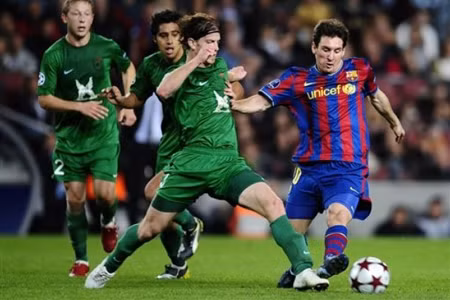 Barcelona (phải) bất ngờ gục ngã ngay tại thánh địa Nou Camp