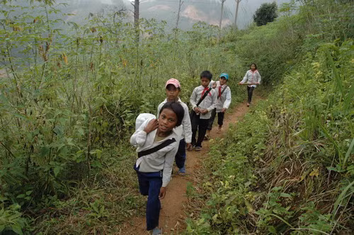 HS xã Văn Xuôi tranh thủ đi học về nhận lương thực cứu trợ HS xã Văn Xuôi tranh thủ đi học về nhận lương thực cứu trợ