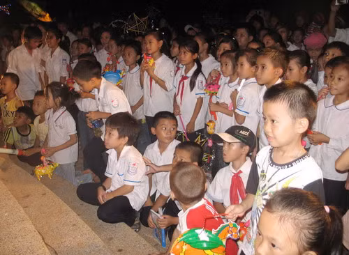 Đêm hội trăng rằm đã thu hút đông đảo các bậc phụ huynh và các cháu thiếu niên nhi đồng