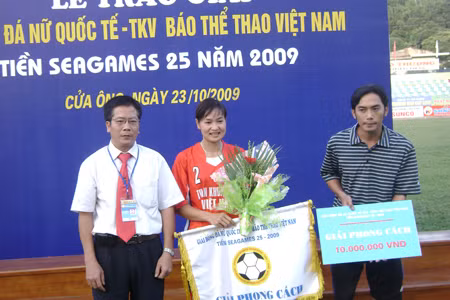 Đại diện đội Than Khoáng sản Việt Nam (giữa) nhận phần thưởng từ BTC Đại diện đội Than Khoáng sản Việt Nam (giữa) nhận phần thưởng từ BTC