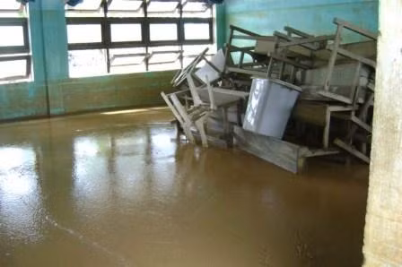 Vẫn còn trường chưa vào học sau bão số 9 ảnh 1 Bàn ghế trong lớp học này hầu như hư hỏng hoàn toàn khi cơn bão đi qua