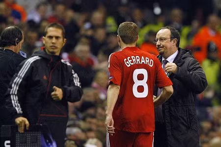 Steven Gerrard tập tễnh rời sân chỉ sau 25 phút thi đấu trên sân Steven Gerrard tập tễnh rời sân chỉ sau 25 phút thi đấu trên sân