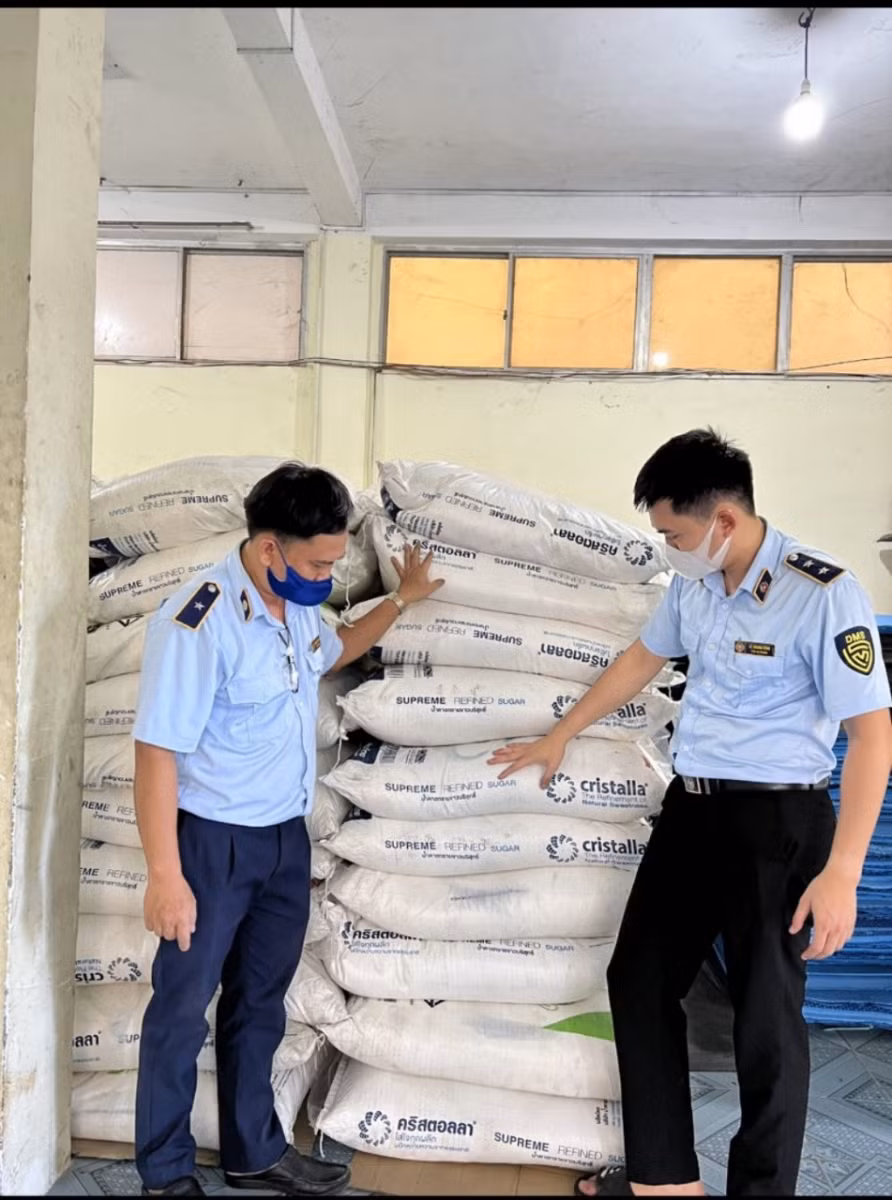 Gần 15 tấn đường kính trắng không có hóa đơn, chứng từ bị lực lượng chức năng tạm giữ.