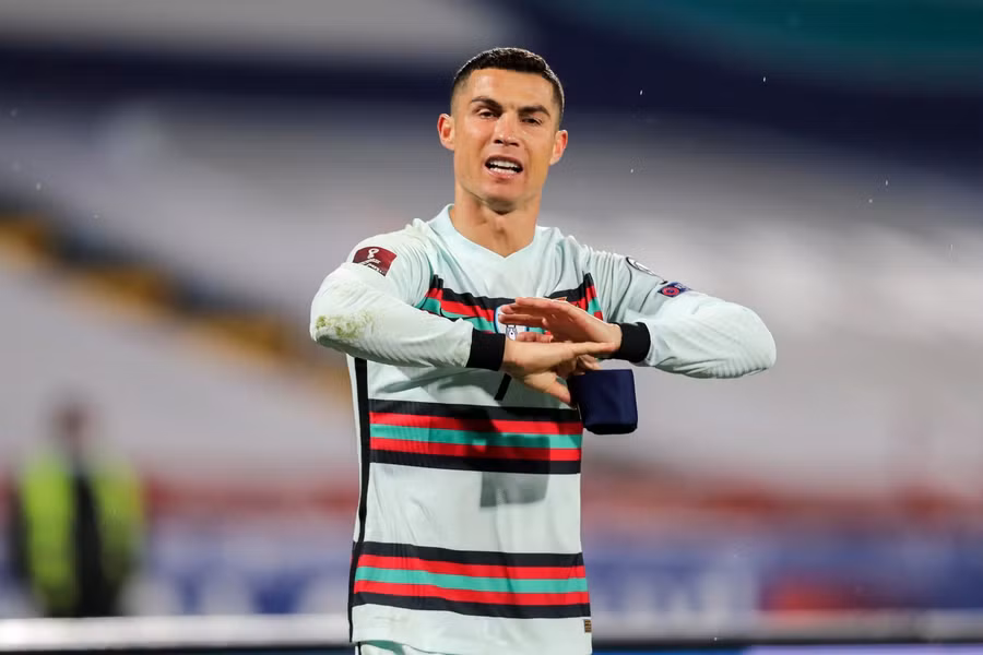 Nhiều bình luận trên mạng xã hội "ném đá tơi tả" Ronaldo khi quăng băng thủ quân Bồ Đào Nha xuống đất.