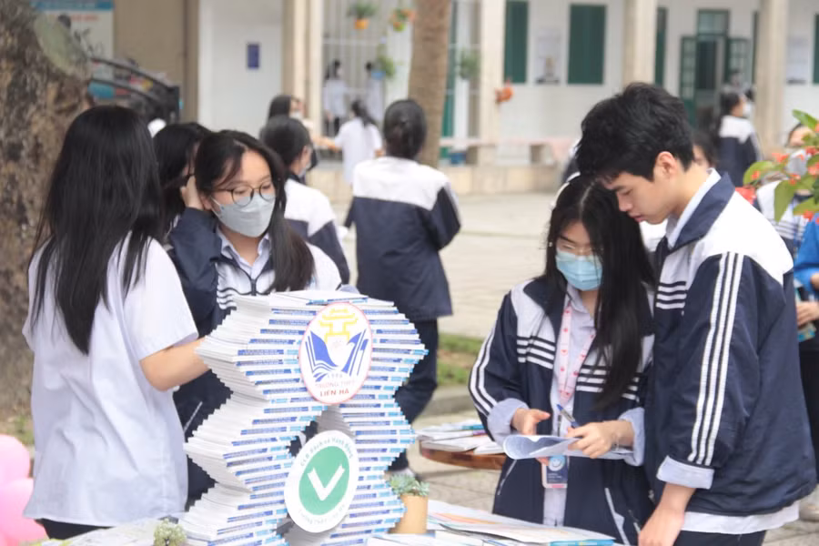 Tại ngày hội Thúc đẩy văn hóa đọc chủ đề “Hành trang tri thức”, Huyện đoàn Đông Anh cùng các đơn vị đồng hành đã thực hiện một loạt các hoạt động truyền thông thúc đẩy đam mê đọc sách trong thanh niên như: Diễn đàn Thúc đẩy văn hóa đọc trong đoàn viên, thanh niên với chủ đề "Hành trang tri thức"; Trưng bày Gian hàng Sách; Hoạt động “Đổi sách lấy cây – Trao tặng tủ sách”,… Tại ngày hội Thúc đẩy văn hóa đọc chủ đề “Hành trang tri thức”, Huyện đoàn Đông Anh cùng các đơn vị đồng hành đã thực hiện một loạt các hoạt động truyền thông thúc đẩy đam mê đọc sách trong thanh niên như: Diễn đàn Thúc đẩy văn hóa đọc trong đoàn viên, thanh niên với chủ đề "Hành trang tri thức"; Trưng bày Gian hàng Sách; Hoạt động “Đổi sách lấy cây – Trao tặng tủ sách”,…