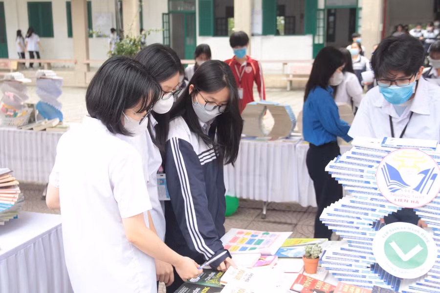 Tại ngày hội Thúc đẩy văn hóa đọc chủ đề “Hành trang tri thức”, Huyện đoàn Đông Anh cùng các đơn vị đồng hành đã thực hiện một loạt các hoạt động truyền thông thúc đẩy đam mê đọc sách trong thanh niên như: Diễn đàn Thúc đẩy văn hóa đọc trong đoàn viên, thanh niên với chủ đề "Hành trang tri thức"; Trưng bày Gian hàng Sách; Hoạt động “Đổi sách lấy cây – Trao tặng tủ sách”,… Tại ngày hội Thúc đẩy văn hóa đọc chủ đề “Hành trang tri thức”, Huyện đoàn Đông Anh cùng các đơn vị đồng hành đã thực hiện một loạt các hoạt động truyền thông thúc đẩy đam mê đọc sách trong thanh niên như: Diễn đàn Thúc đẩy văn hóa đọc trong đoàn viên, thanh niên với chủ đề "Hành trang tri thức"; Trưng bày Gian hàng Sách; Hoạt động “Đổi sách lấy cây – Trao tặng tủ sách”,…
