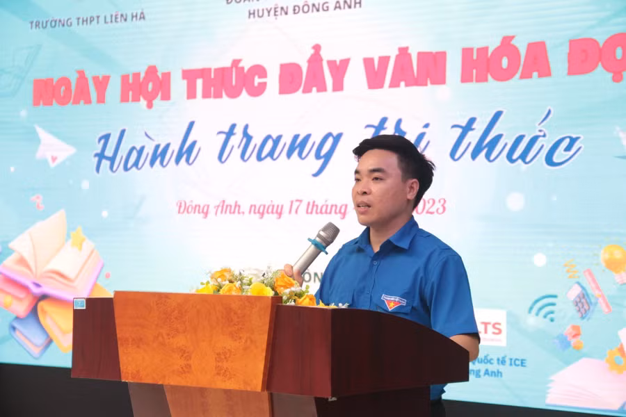 Ông Lê Thế Chuyên - Huyện ủy viên, Bí thư Huyện đoàn, Chủ tịch Hội LHTN Việt Nam huyện Đông Anh phát biểu khai mạc ngày hội. Ông Lê Thế Chuyên - Huyện ủy viên, Bí thư Huyện đoàn, Chủ tịch Hội LHTN Việt Nam huyện Đông Anh phát biểu khai mạc ngày hội.